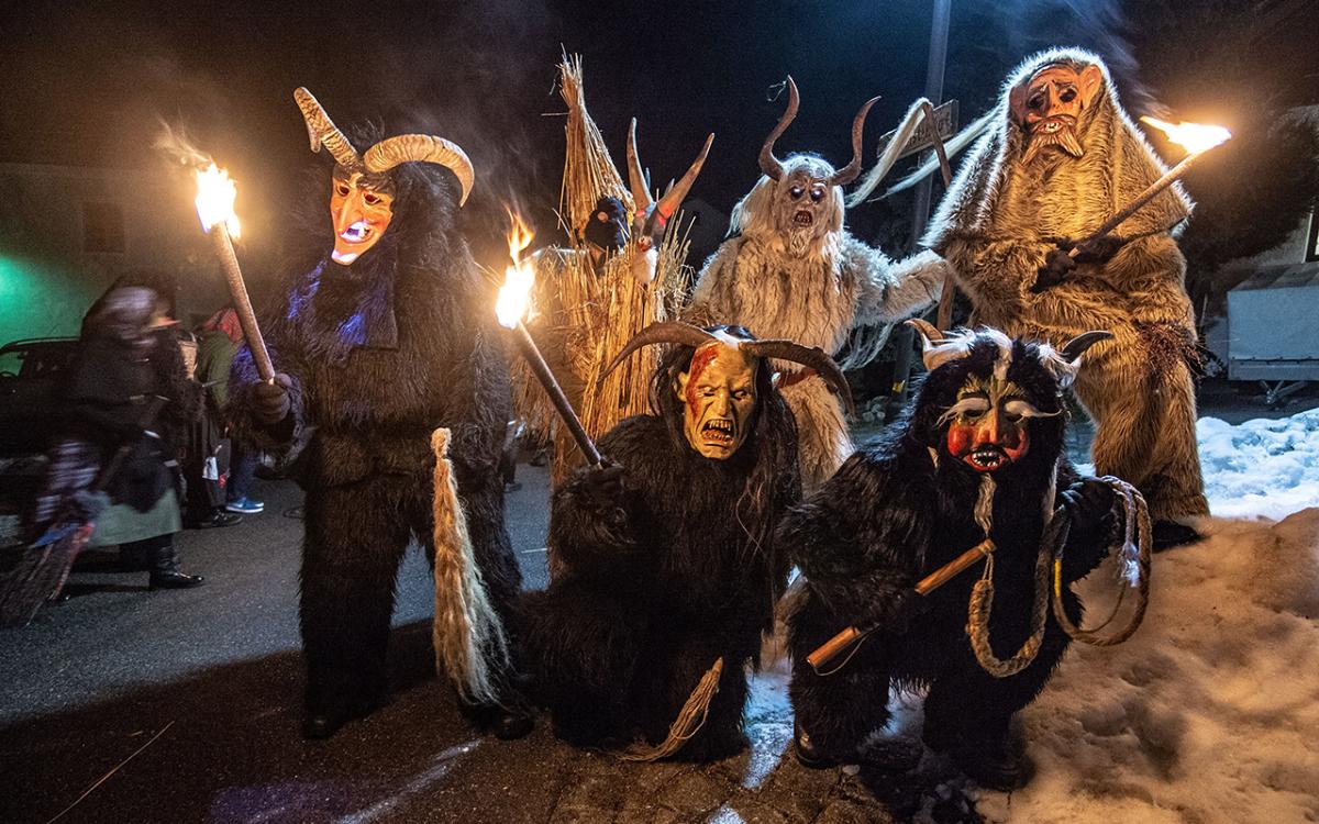 Joulupäivän ja loppiaisen välisenä aikana vietetään Saksassa ”karkeita öitä” (Die Rauhnächte), jolloin noidiksi ja pahoiksi hengiksi pukeutuneet keppostelijat kulkevat kaduilla mekastaen ja kepposia tehden. Heidän tarkoituksenaan on toisaalta leikkimielisesti pelotella kaduilla liikkuvia ihmisiä, toisaalta hätistellä pois pahoja henkiä. Suomessa vastaavaa perinnettä edustavat Satakunnassa ja Varsinais-Suomessa tunnetut nuuttipukit: nuoret miehet käänsivät turkit nurinpäin, kätkivät kasvonsa naamarin taakse ja kiersivät talosta taloon älämölöä pitäen ja joulusta jäänyttä olutta vaatien. Nykyisin nuuttipukkeina kiertävät lähinnä naamiaisasuihin pukeutuneet lapset samaan tapaan kuin virpojat palmusunnuntaina. Kuvan pelottelijat ovat Sankt Englmarista Etelä-Saksasta. Kuva on otettu 28.12.2018.